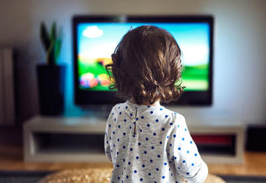 Timpul petrecut in fata ecranelor impiedica un copil mic sa auda 1.000 de cuvinte rostite de un adult pe zi